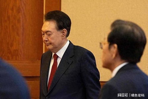 李在明被判无罪后跪地慰问山火灾民