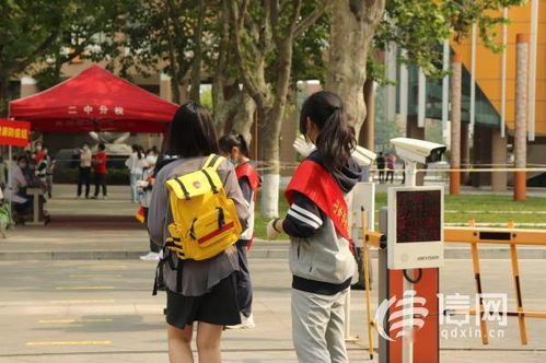 男生一瘸一拐出考场，家长飞奔搀扶——考场外的温情瞬间